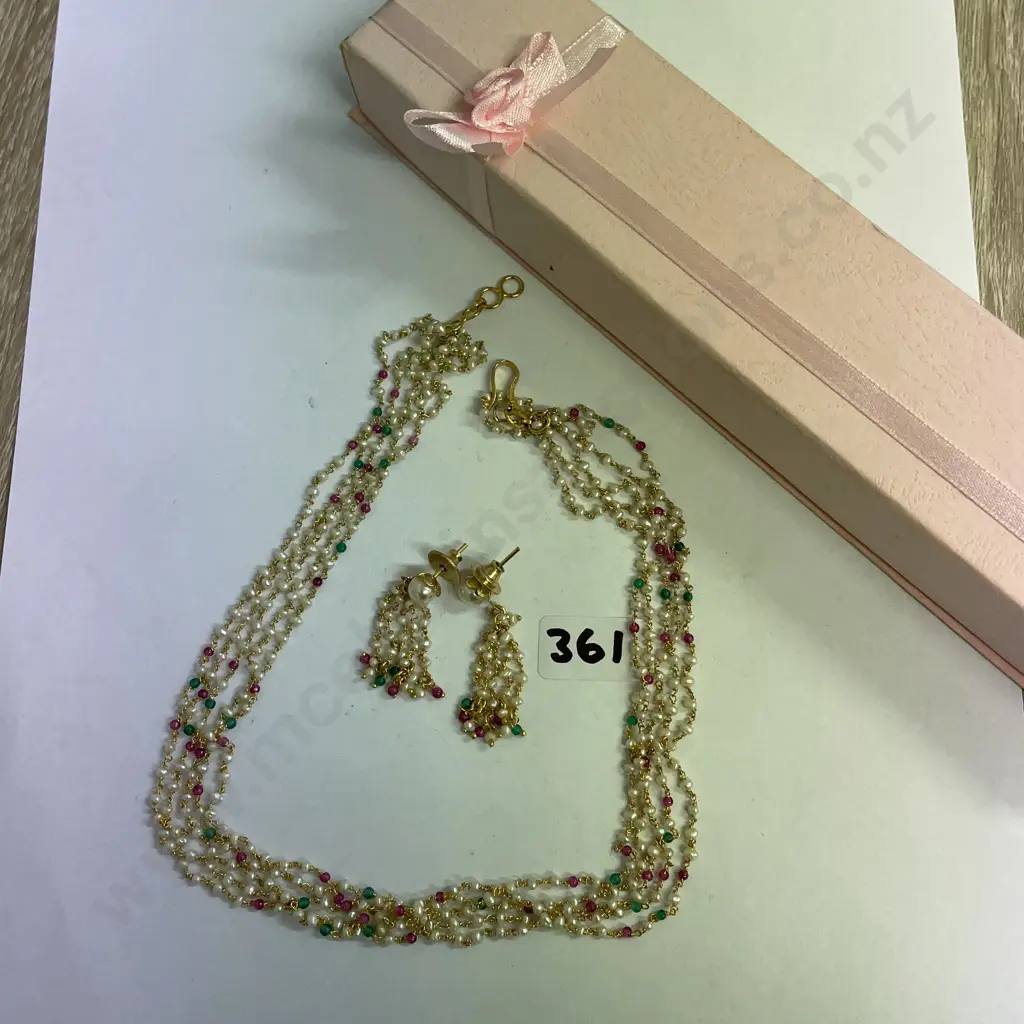 Vintage Boxed Necklace with matching earring set Image 1++