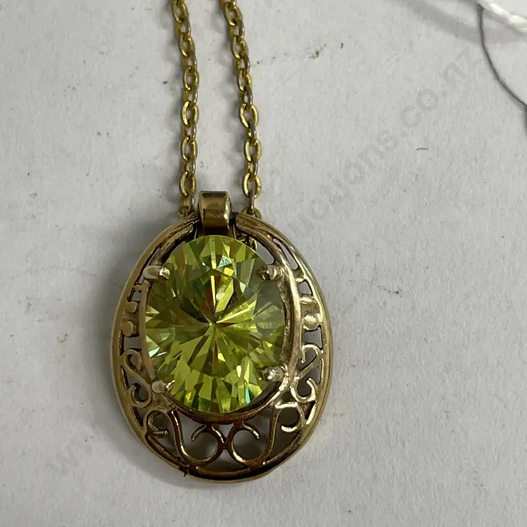 Hallmarked (10ct) Gold and Peridot Pendant with SN gold chain Image 1++