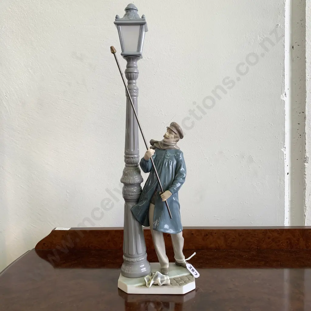 Spectacular Lladro 5205 "Lamplighter" Figurine. H48 Image 1++
