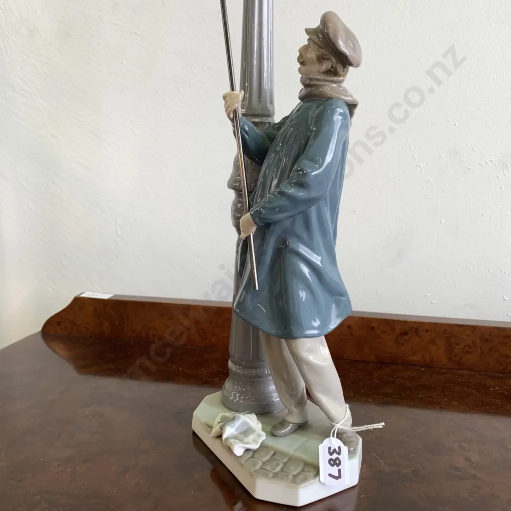 Spectacular Lladro 5205 "Lamplighter" Figurine. H48 Image 1++