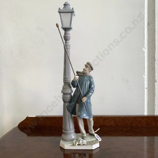 Spectacular Lladro 5205 "Lamplighter" Figurine. H48
