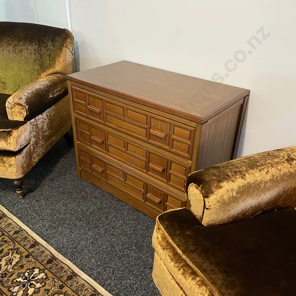 3 Drawer Old Pine Furniture Camphor Chest/Chest of Drawers. Comes with Detachable Mirror. W90 D49 H74. Image 1++