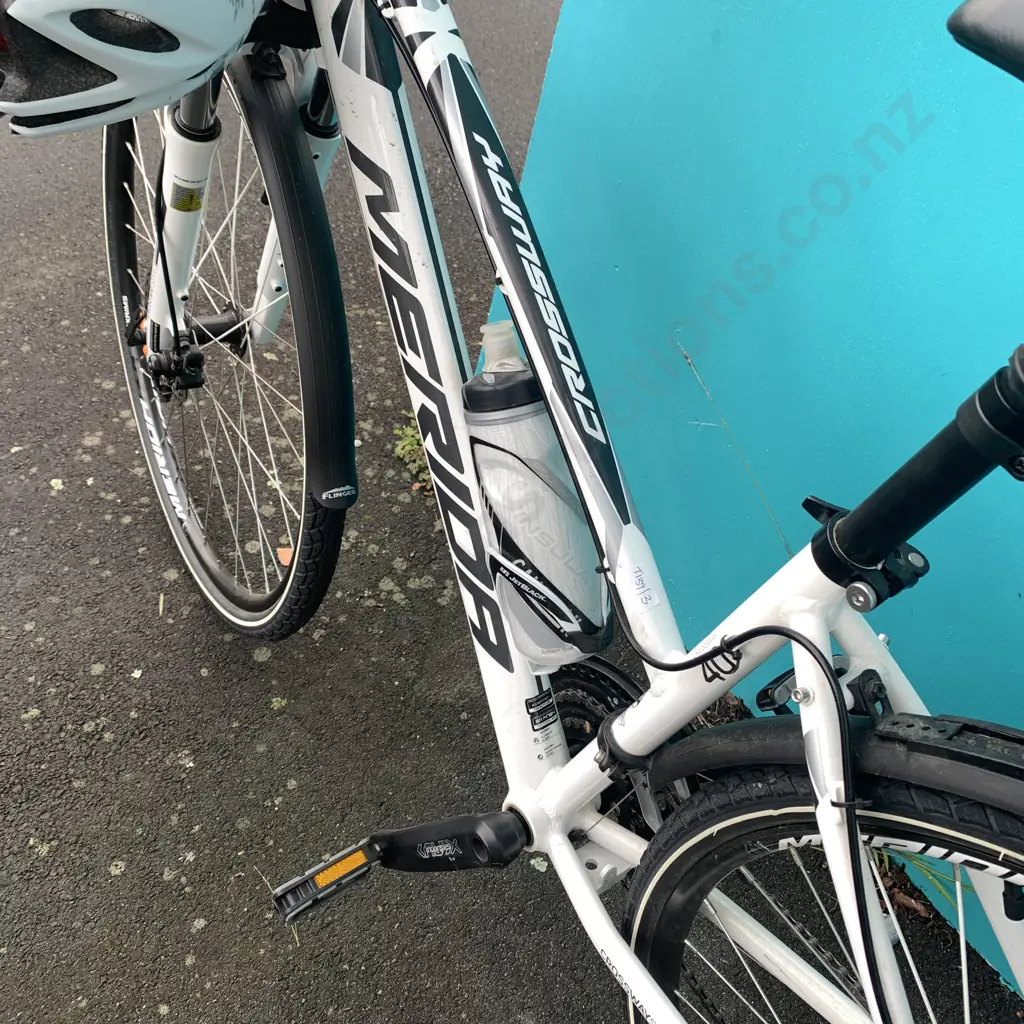 Merida Crossway 40 Ladies Bike. Great Condition. 40cm. With Helmet and Accessories Image 1++
