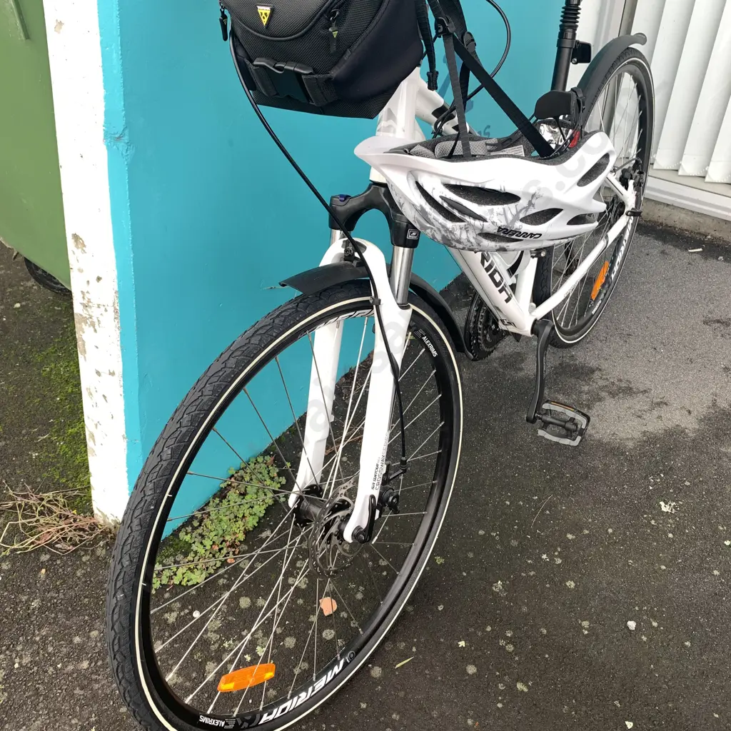Merida Crossway 40 Ladies Bike. Great Condition. 40cm. With Helmet and Accessories Image 1++